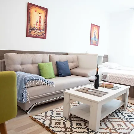 Apartment Apartman Lara 2 *